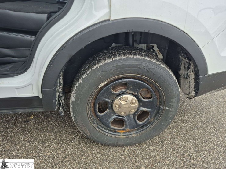 2016-ford-explorer-image-24