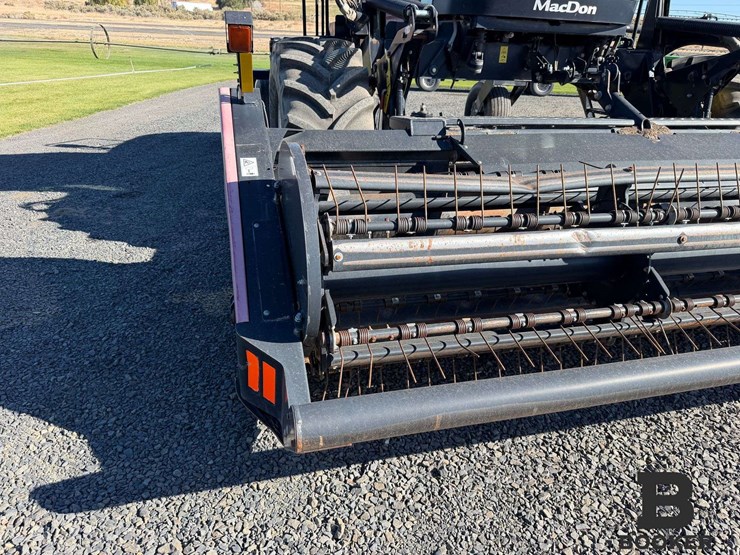 2016-macdon-m155e4-windrower-image-9