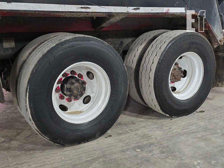 2010-freightliner-business-class-m2-106-image-21