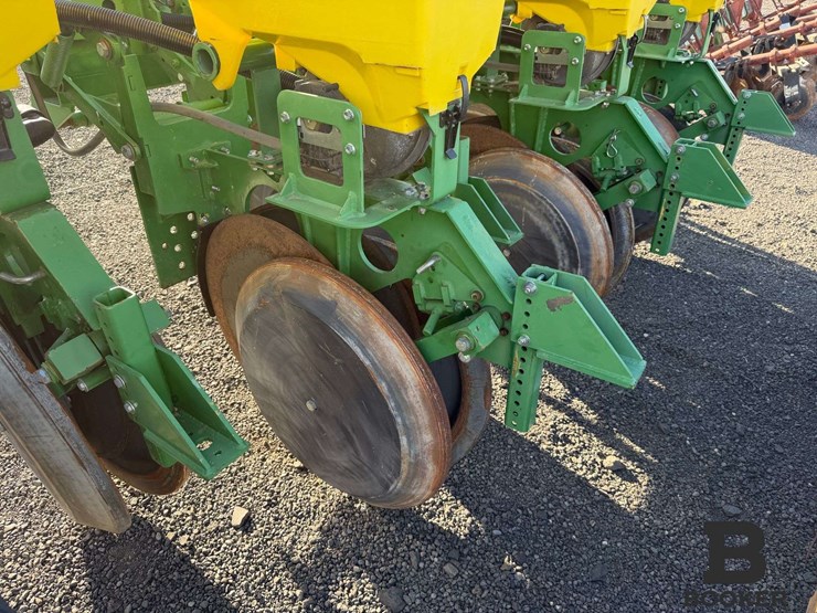 john-deere-1700-planter-image-24