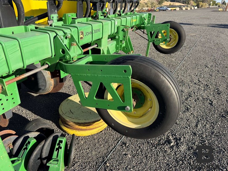 john-deere-1700-planter-image-8