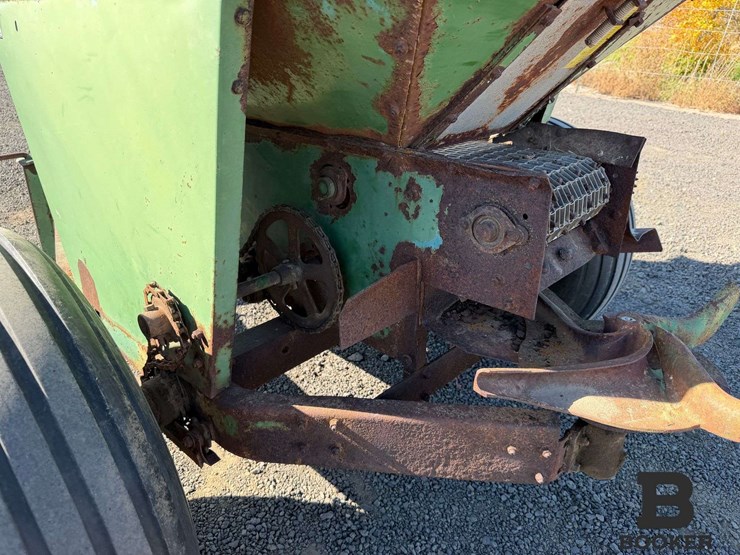 john-deere-301-fertilizer-spreader-image-17