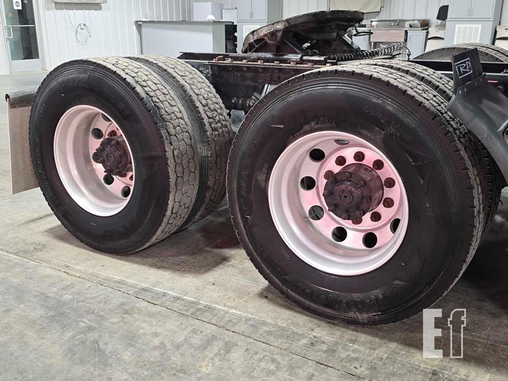 2017-kenworth-t680-image-26