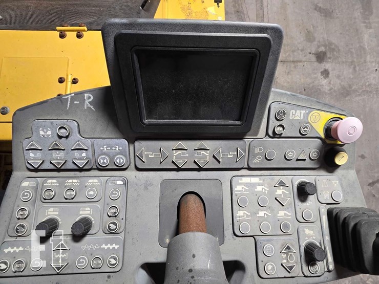 2016-caterpillar-ap-600f-image-16