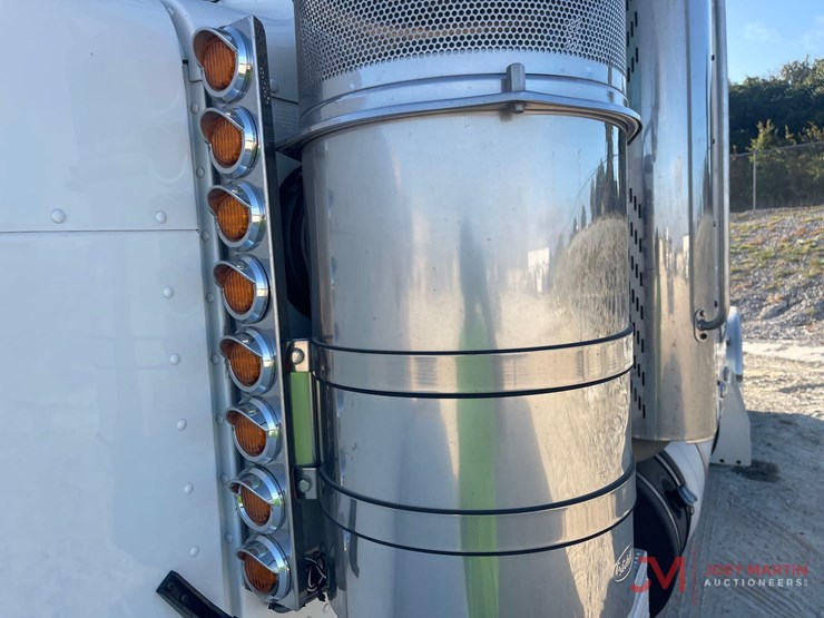 2013-peterbilt-388-image-19