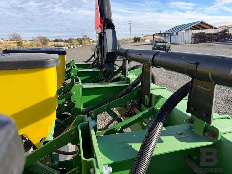 john-deere-1700-planter-image-34