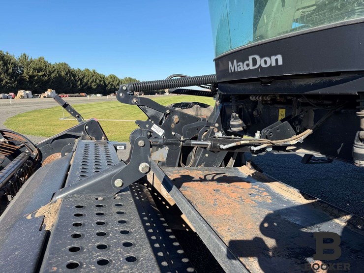 2016-macdon-m155e4-windrower-image-26