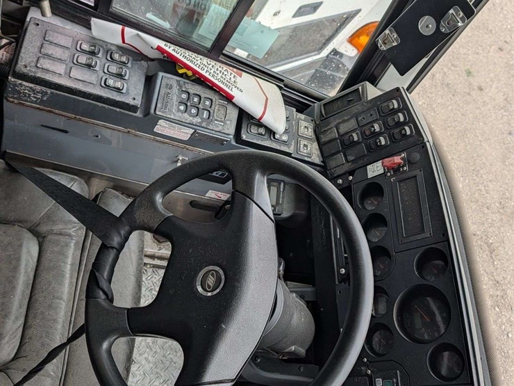 non-operable-2011-motor-coach-industries-d4500-t/a-55-passenger-wheelchair-accessible-bus-image-9
