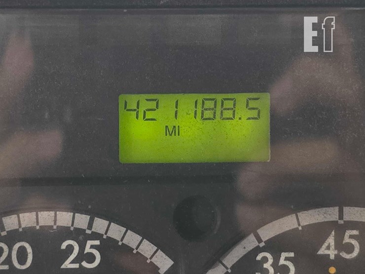 2010-freightliner-business-class-m2-106-image-13