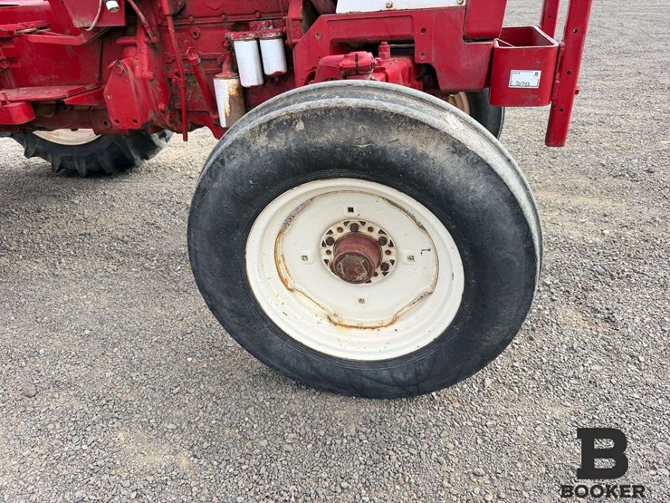 international-584-tractor-image-10