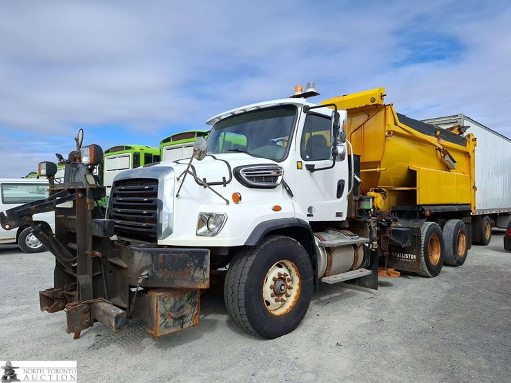 non-operable-2014-freightliner-114-sd-t/a-sander-dump-truck-image-1