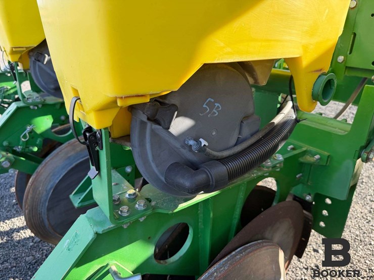 john-deere-1700-planter-image-38