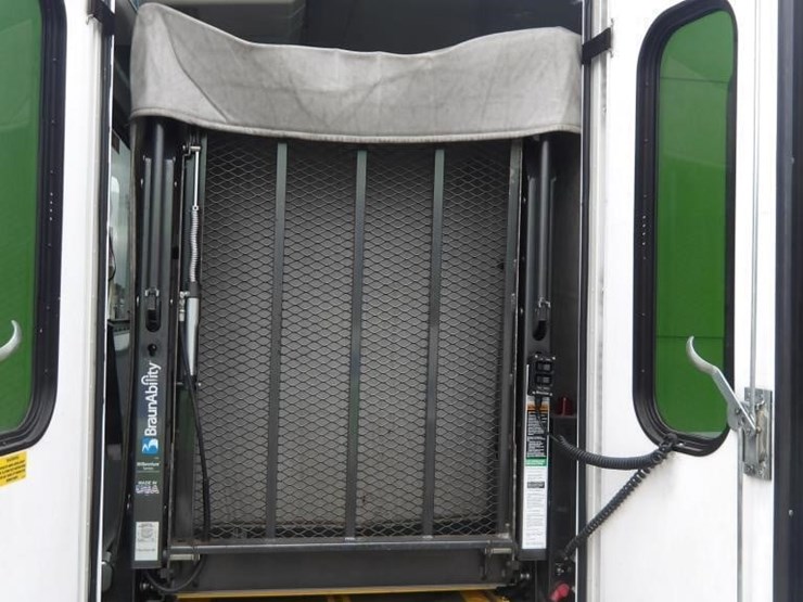 2017-ford-e450-image-14