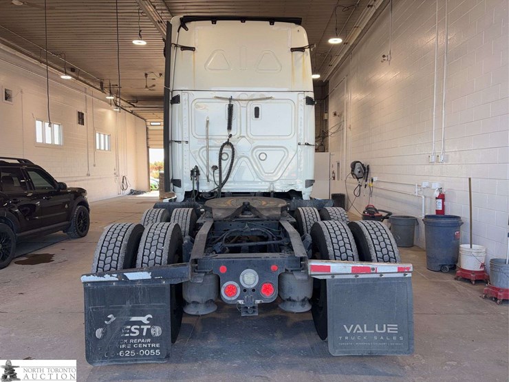 2021-freightliner-cascadia-t/a-sleeper-tractor-image-5