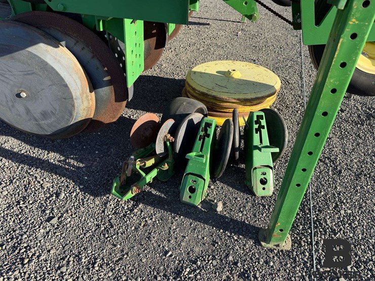 john-deere-1700-planter-image-10