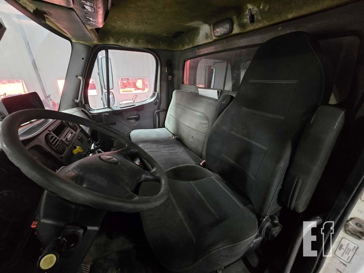 2010-freightliner-business-class-m2-106-image-9