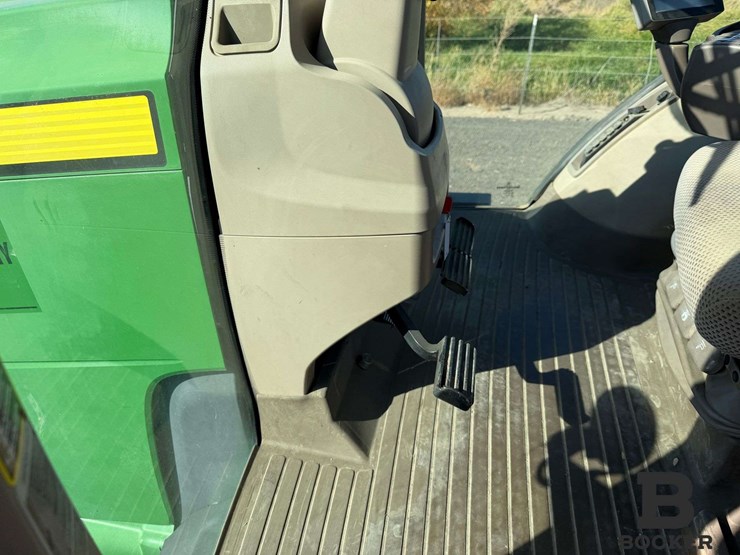 2011-john-deere-8360r-tractor-image-102