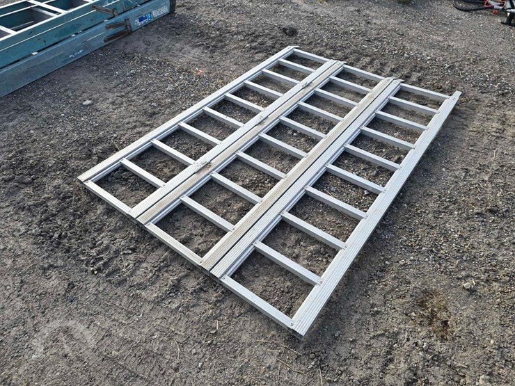 tri-fold-aluminum-loading-ramp-image-2