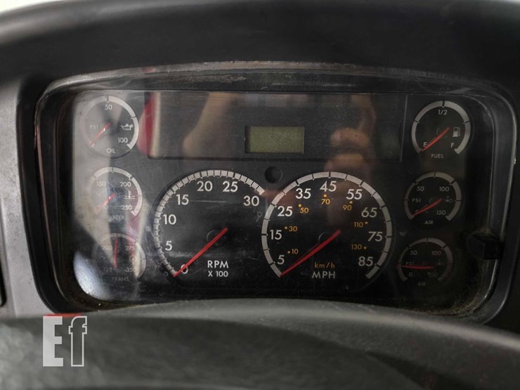 2010-freightliner-business-class-m2-106-image-12