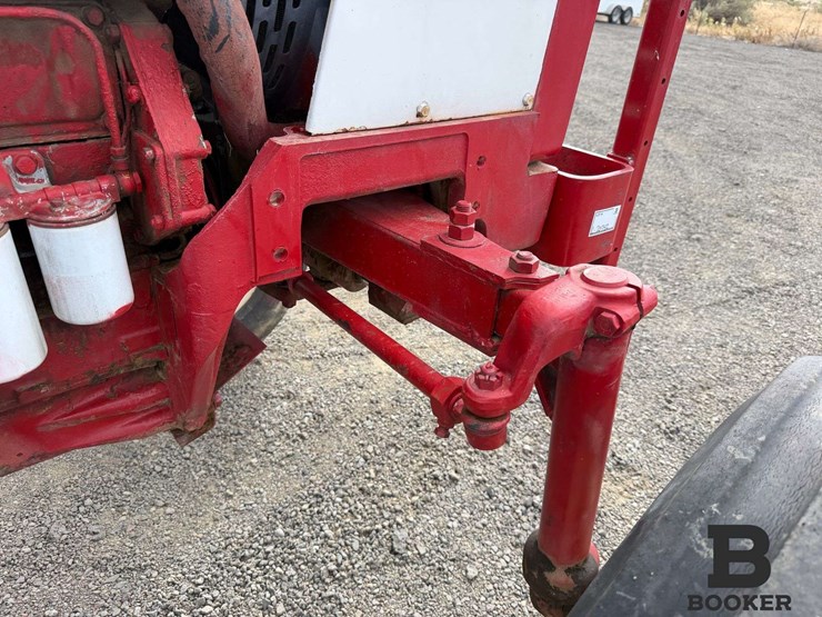 international-584-tractor-image-38