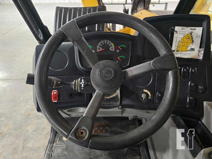 2018-caterpillar-tl943d-image-15