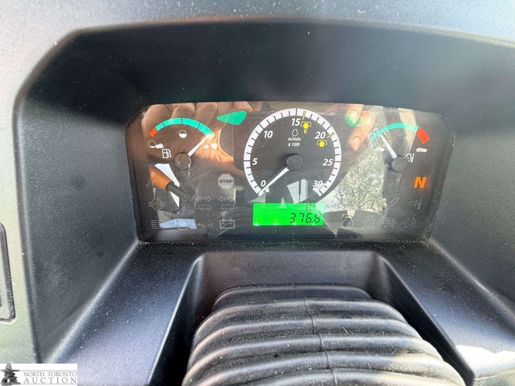 2024-john-deere-5067e-image-8