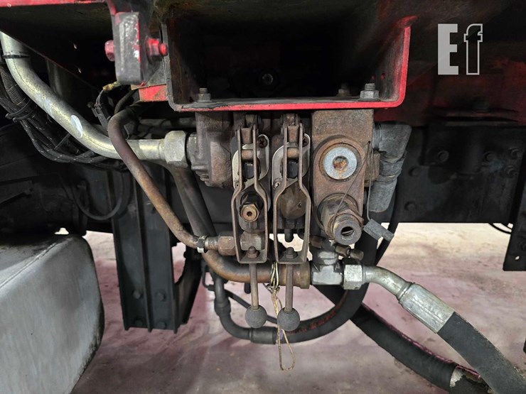 2010-freightliner-business-class-m2-106-image-16