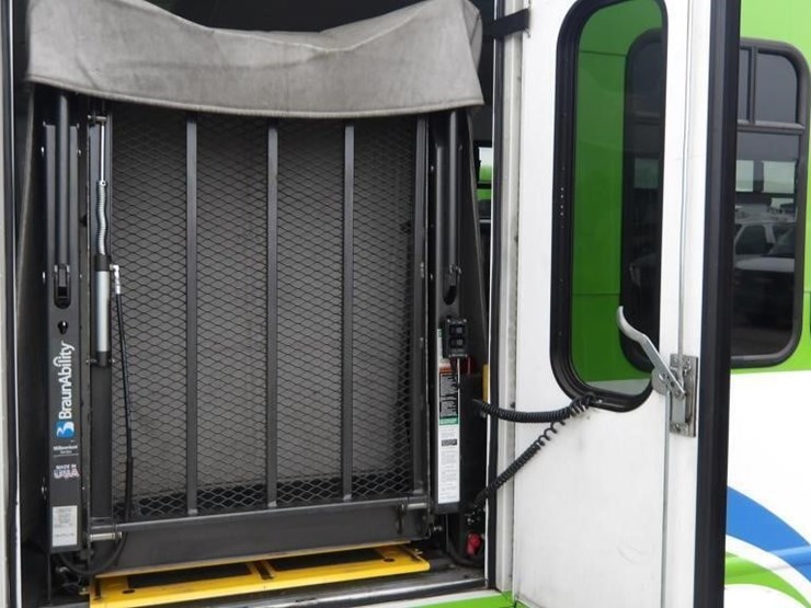 2017-ford-e450-image-16