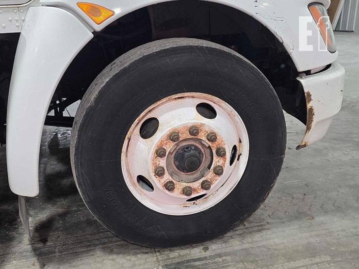 2010-kenworth-t300-image-21
