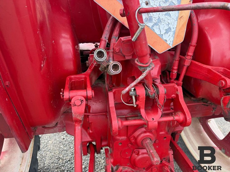 international-584-tractor-image-26