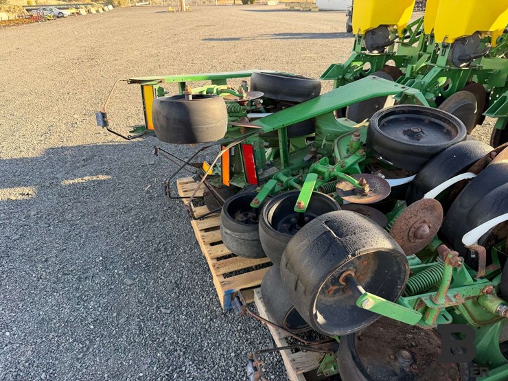 john-deere-1700-planter-image-36