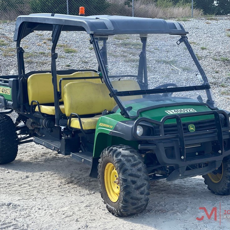 JOHN DEERE GATOR
