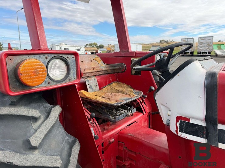 international-584-tractor-image-33