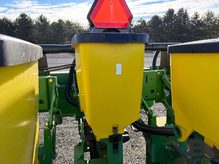john-deere-1700-planter-image-29