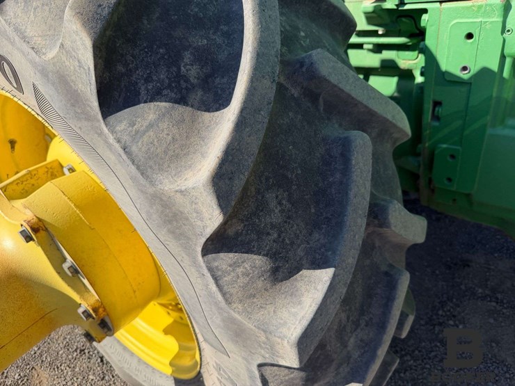 2011-john-deere-8360r-tractor-image-26