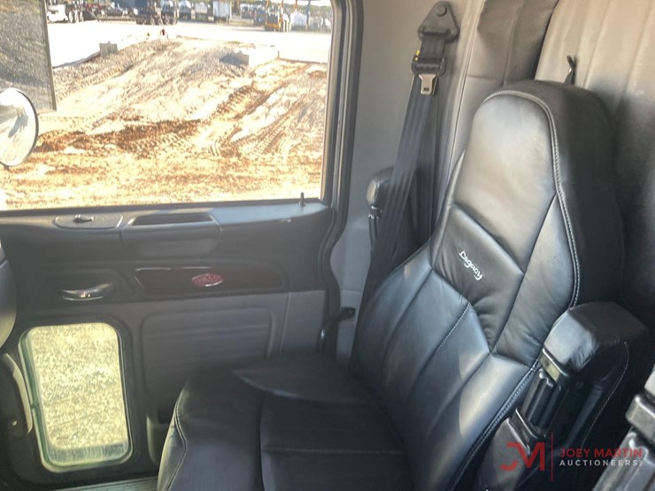 2013-peterbilt-388-image-25
