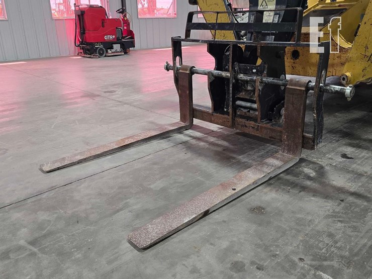 2018-caterpillar-tl1055d-image-9