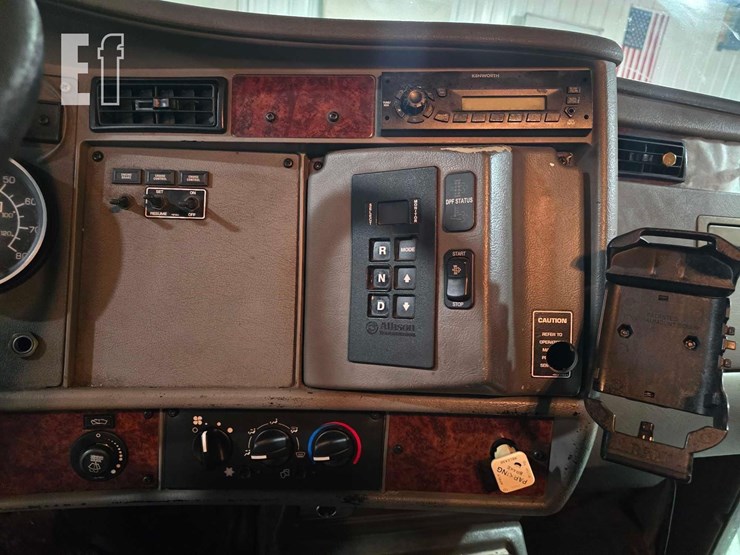 2010-kenworth-t300-image-15