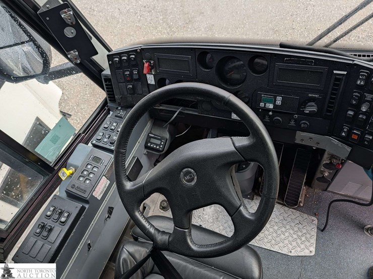 non-operable-2011-motor-coach-industries-d4500-t/a-55-passenger-bus-image-9