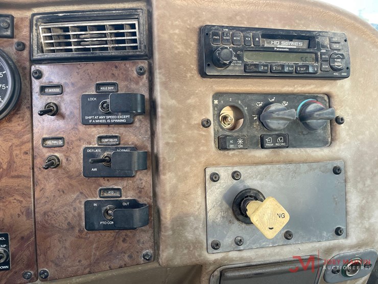 2006-peterbilt-335-image-23