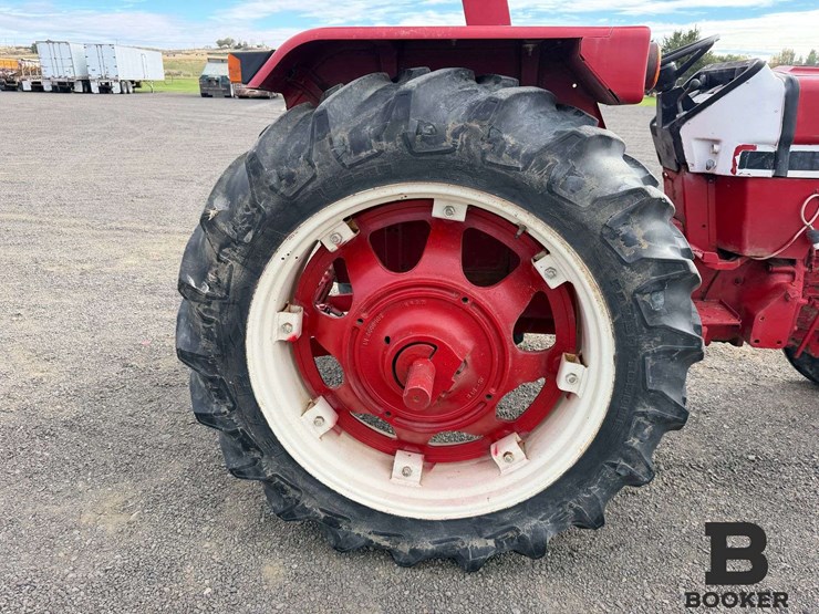 international-584-tractor-image-30
