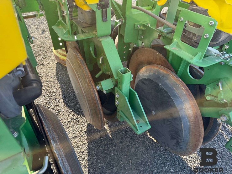 john-deere-1700-planter-image-31