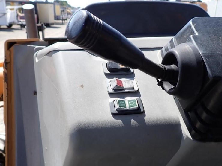 2019-case-570n-ep-skip-loader-image-30