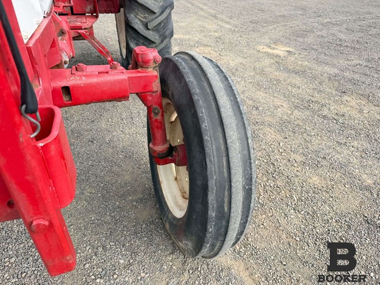 international-584-tractor-image-12