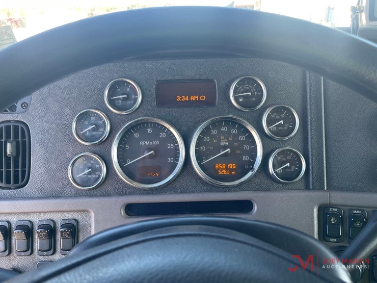 2013-peterbilt-388-image-28