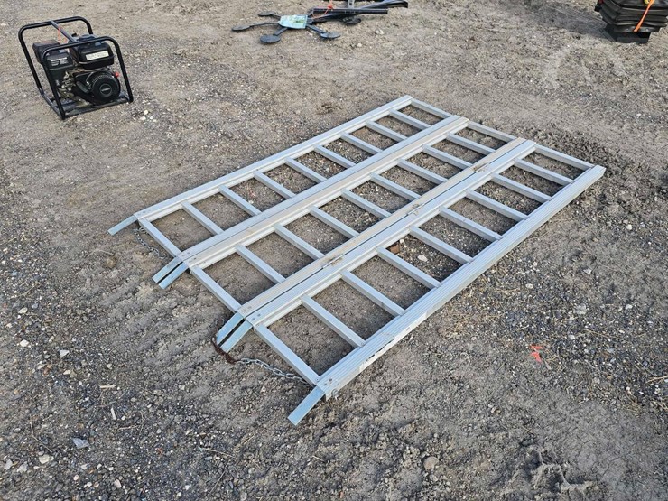 tri-fold-aluminum-loading-ramp-image-1