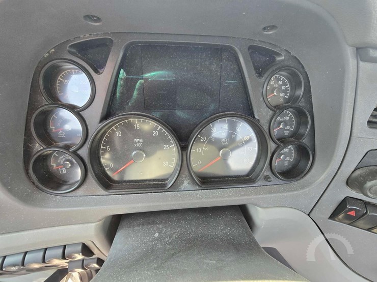 2017-peterbilt-567-image-12