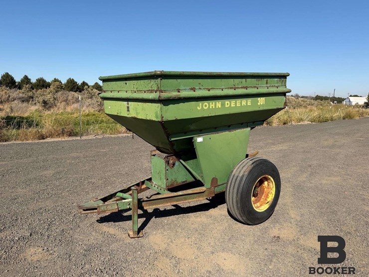 john-deere-301-fertilizer-spreader-image-1