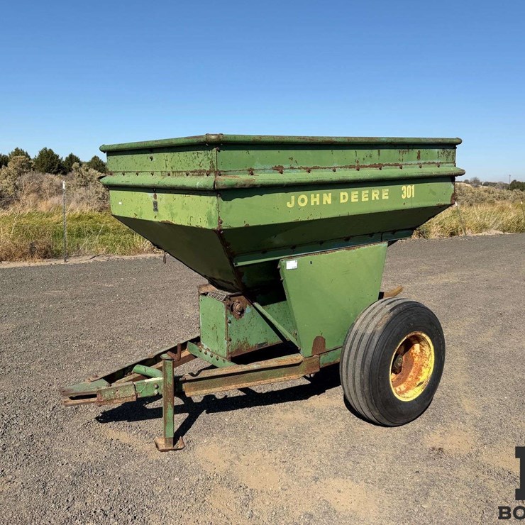 John Deere 301 Fertilizer Spreader