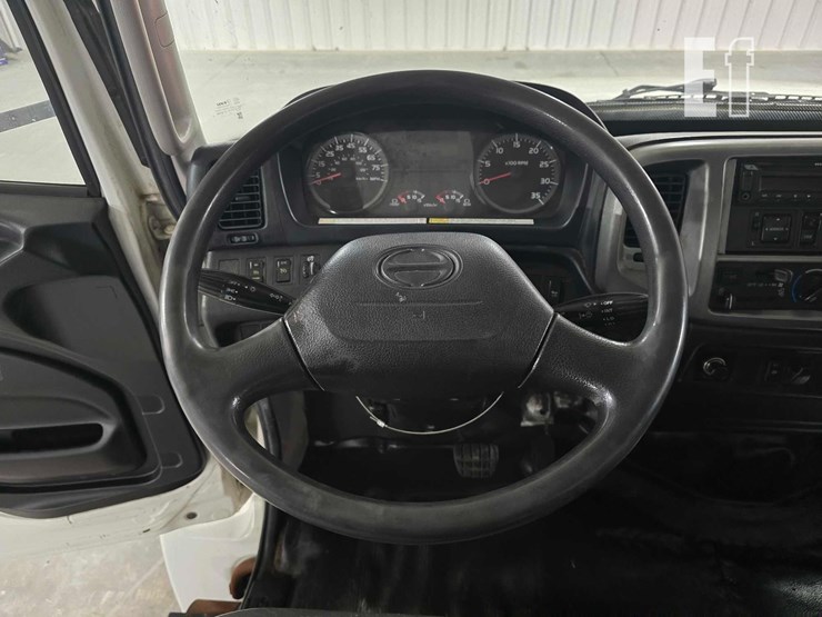 2017-hino-268-image-10